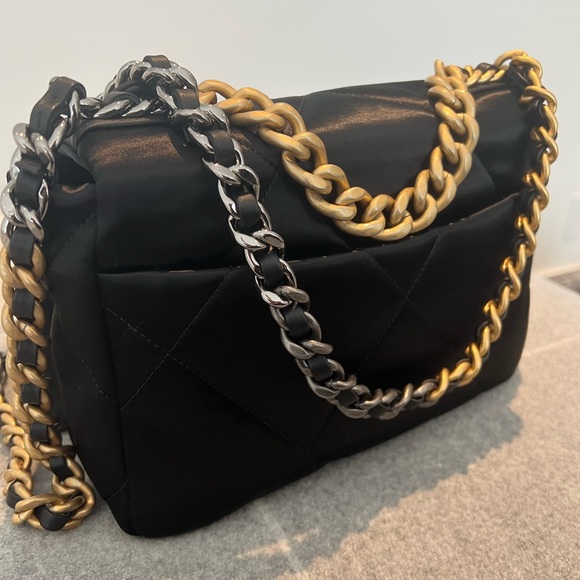 SOLD ON VESTIARE!!! Chanel 19 BRAND NEW - Picture 3 of 8